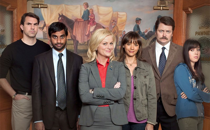 Na sua equipe estão o interesseiro Tom Haverford (Aziz Ansari), a enfermeira Ann Perkins  (Rashida Jones) e o americano clássico Ron Swanson (Nick Offerman). 
