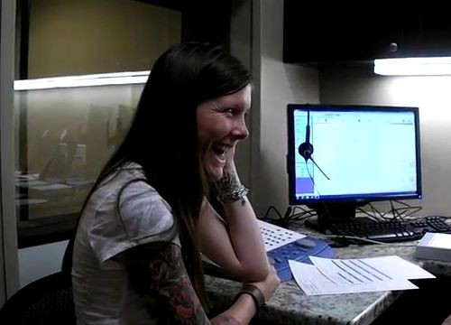 Garota surda ouvindo pela primeira vez vira hit na web