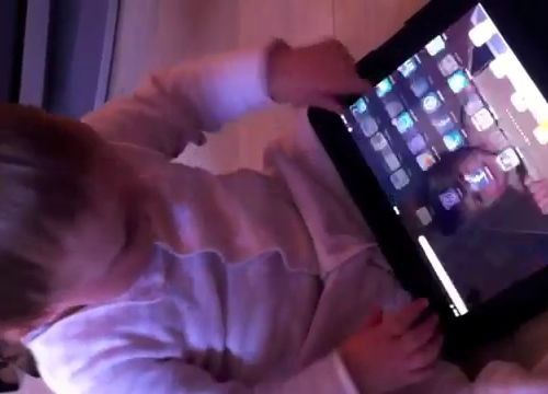 Bebê pensa que revista é iPad