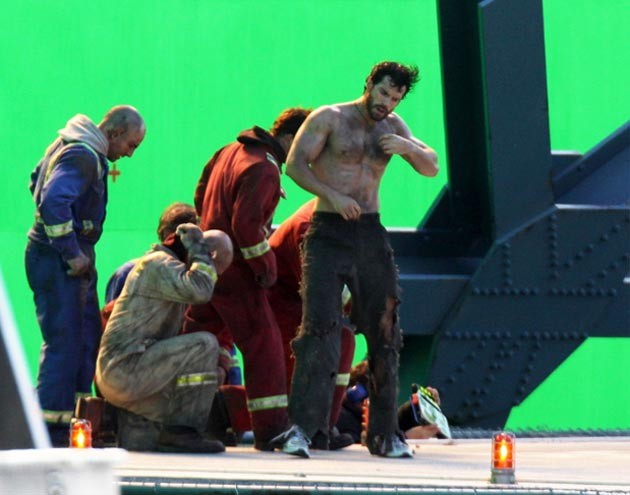 Henry Cavill é fotografado de barba no set de Superman em Vancouver –  Vírgula