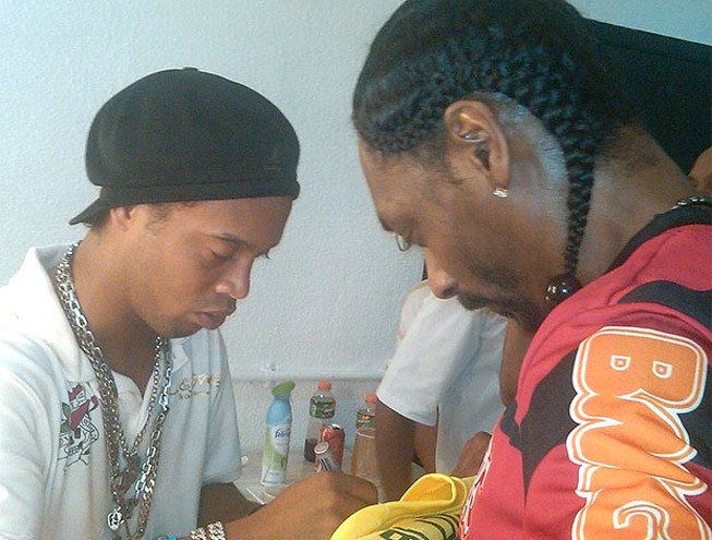 Snoop Dog recebe autógrafo de Ronaldinho na camisa