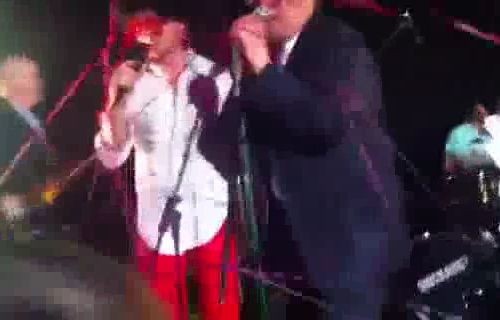 Nico Rosberg e Ross Brawn cantam em festa da Mercedes