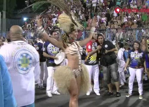Vai, Sabrina! Rainha de Bateria da Vila Isabel nos braços do povo