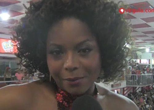 Adriana Bombom vem com pouca roupa na Sapucaí