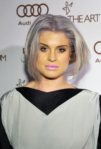 Kelly Osbourne errou no tom da base que passou no rosto. Ficou meio verde, não? 