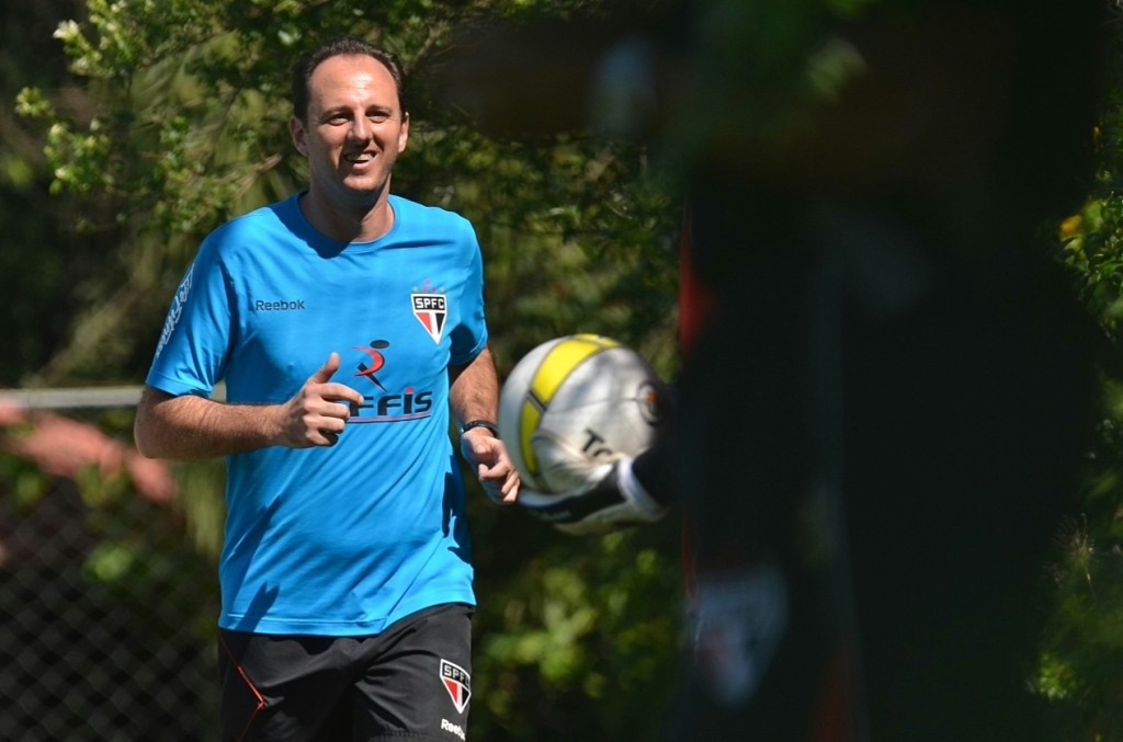 Rogério Ceni, que vem se recuperando de uma lesão no ombro, não está podendo movimentar os braços ainda