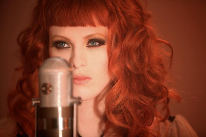 26. Ele também produziu o álbum solo de sua ex.
