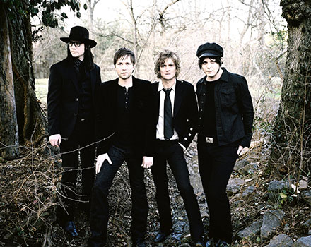 9. Todas as bandas que ele montou e esteve envolvido são cabreiras: The White Stripes, Dead Weather, The Raconteurs (foto) e a do seu projeto solo. A Raconteurs surgiu a partir de parcerias com seu  Brendan Benson, colega de Detroit, onde Jack nasceu.