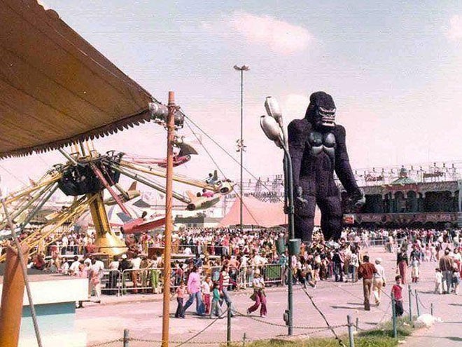 O bonecão gigante foi criado para o lançamento do filme em 1977.