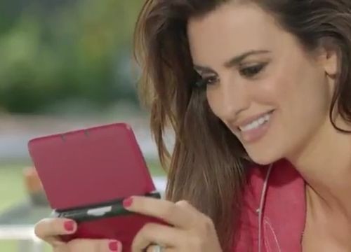 Penélope Cruz se transforma em Super Mario para divulgar game