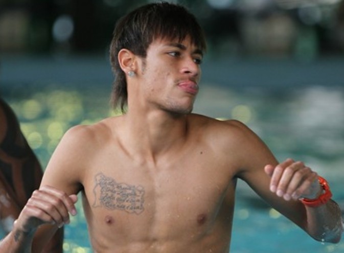 E com o passar do tempo, Neymar mudou tanto, mais tanto, que nem dá pra saber quantos cortes ele usou