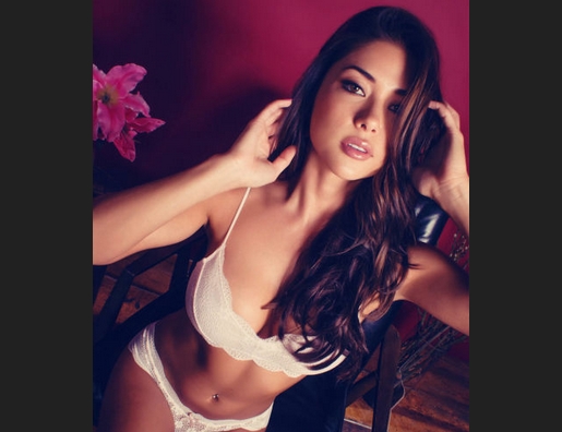 Arianny Celeste mostra suas curvas para site de revista masculina