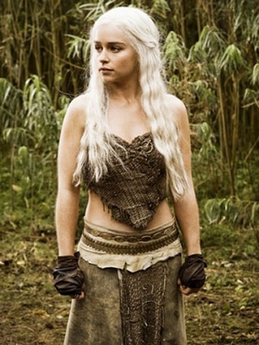 De uma menina tímida e dócil que mal falava e fazia tudo o que o irmão, Viserys Targaryen, dizia, ela se transformou na mãe dos dragões e rainha das armas matadora de senhores de escravos.