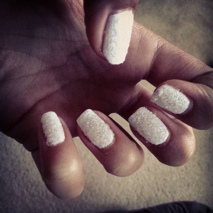 Outra opção bem caseira que a galera faz é jogar sal nas unhas com o esmalte seco. Pra fixar o sal é só passar  uma camada de extra-brilho
