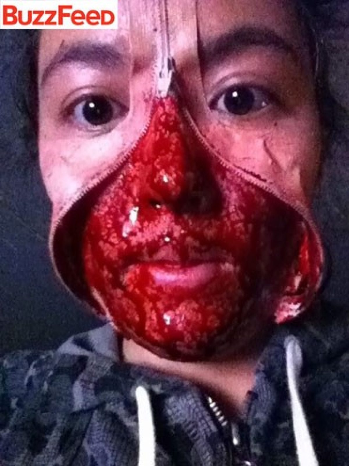 Nova moda em fantasias: 'rasgar' o rosto com um zíper – Vírgula, image size:1200x1601