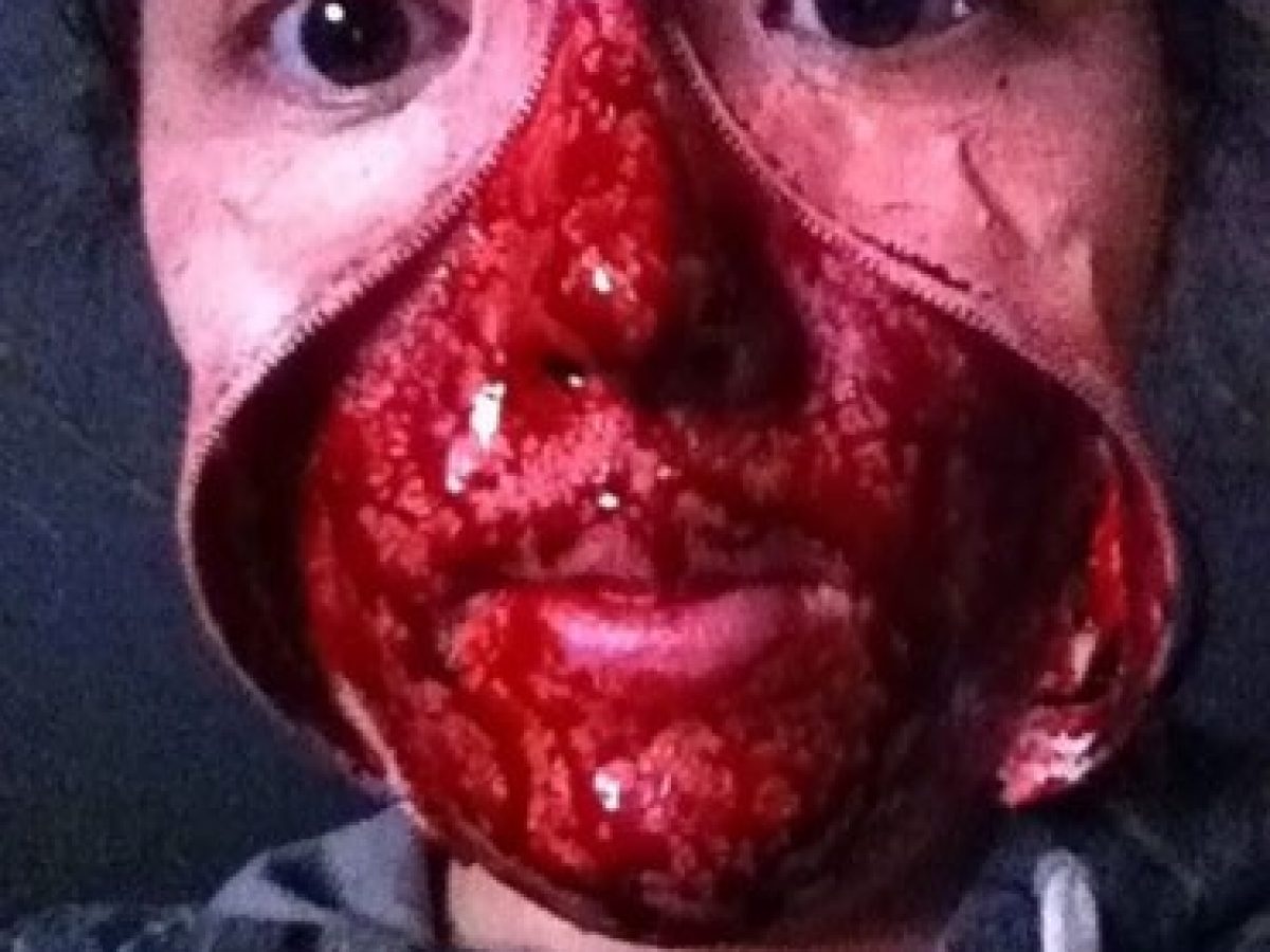 Nova moda em fantasias: 'rasgar' o rosto com um zíper – Vírgula, image size:1200x900