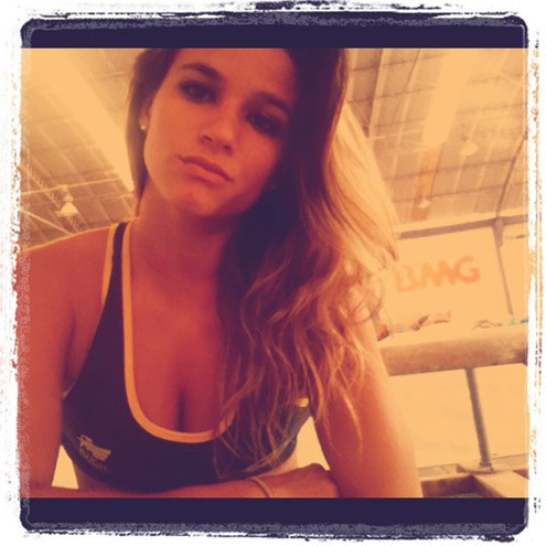 Jade também gosta dos selfies com roupas bem justas e ousadas