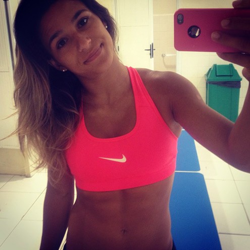 Jade também gosta dos selfies com roupas bem justas e ousadas
