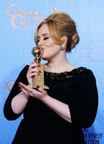 Globo de Ouro - A cantora Adele com o prêmio de melhor canção original por Skyfall, de 007 Operação Skyfall