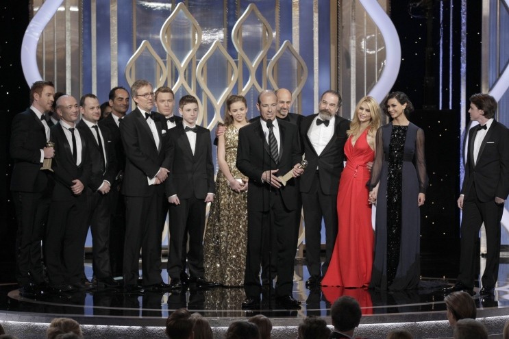 Globo de Ouro - Produtores e elenco de Homeland recebem o prêmio de melhor série de TV (drama)