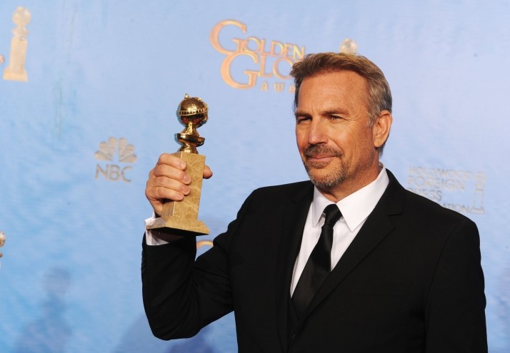 Globo de Ouro - Kevin Costner, de Hatfields & McCoys, com o prêmio de melhor ator em uma minissérie ou filme feito para TV