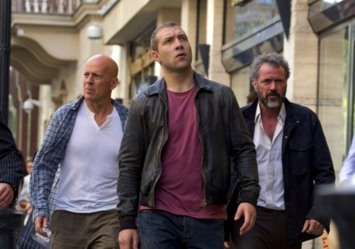 Duro de Matar: Um Bom Dia para Morrer - John McClane (Bruce Willis), John McClane Jr. (Jai Courtney) e Komorov (Sebastian Koch)