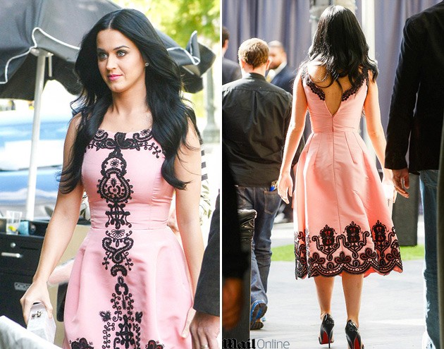 A Katy Perry foi a um evento com um vestido que não fechava na parte de trás 