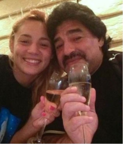 Rocío Oliva, a nova namorada de Maradona, está dando trabalho ao ex-jogador