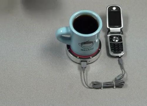 Porta-copos usa a temperatura da bebida para recarregar aparelhos