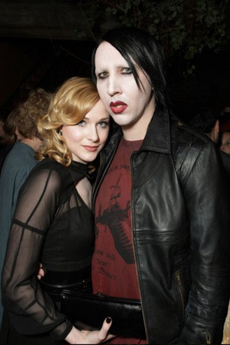 Evan Rachel Wood tinha apenas 19 anos quando namorou o cantor Marilyn Manson, na época com 36. Eles ficaram juntos por quatro anos em um namoro cheio de idas e vindas. Eles terminaram em 2010, depois que Manson pediu a mão da atriz em casamento durante um show em Paris