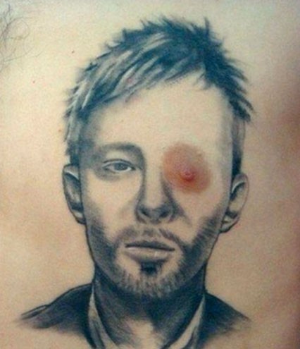 Thom Yorke e seu olho de malilo no corpo de algum fã
