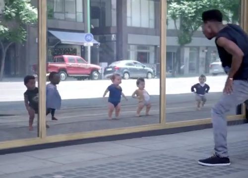 Comercial mostra espelhos que transformam adultos em bebês e faz