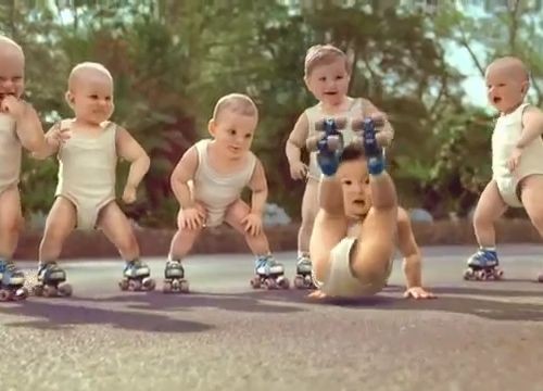 Comercial mostra bebês andando de patins