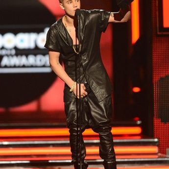 Juliana Moretto Conquista o Paraguai com Releitura de Clássico Latino