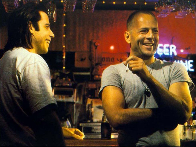 John Travolta e Bruce Willis nos bastidores de Pulp Fiction (1994)