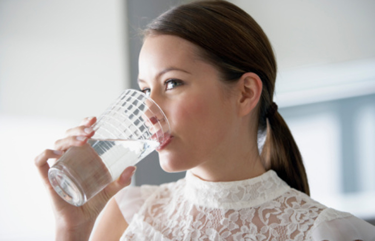 Incluir pelo menos dois litros de água por dia contribui para melhorar a saúde, nos mantêm hidratados, nos ajuda a mostrar uma pele mais jovem e em geral possui muitos benefícios para um melhor funcionamento do organismo