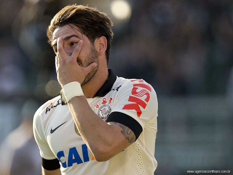 Atacante Alexandre Pato desfilará no SPFW ao lado de atriz e modelo, diz revista