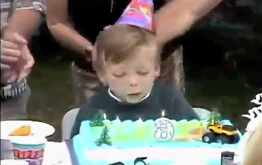 Tio 'engraçadão' estraga aniversário de menino de 6 anos