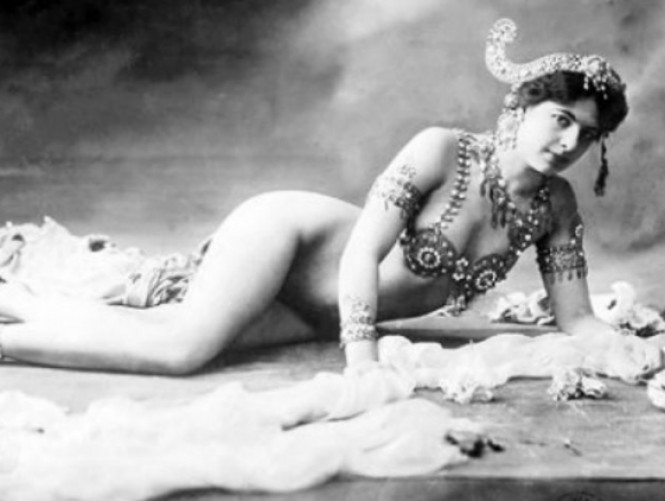 Um dos espiões mais famosos de todos os tempos foi uma mulher, Mata Hari. Seu apelido significa 