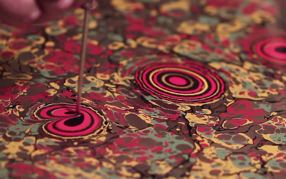 Artista cria novo método incrível de pintura usando água