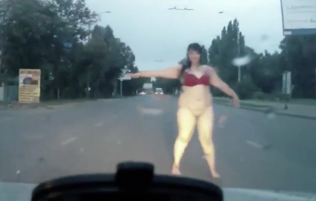 Gordinha tenta usar seu corpo para parar trânsito na Rússia