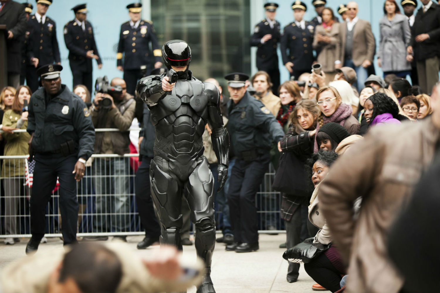 Joel Kinnaman vira RoboCop em novo trailer do filme de José Padilha