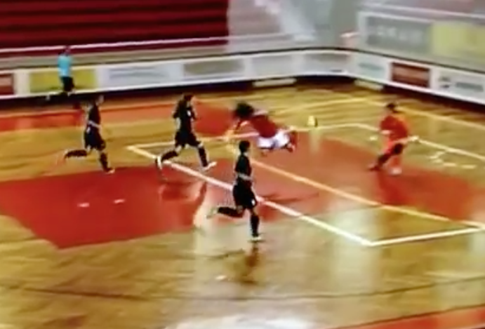 Portuguesa marca o golaço do ano em partida de futsal