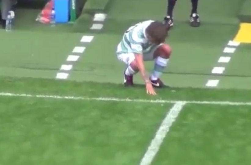 Louis, do 1D, passa mal e vomita durante partida de futebol