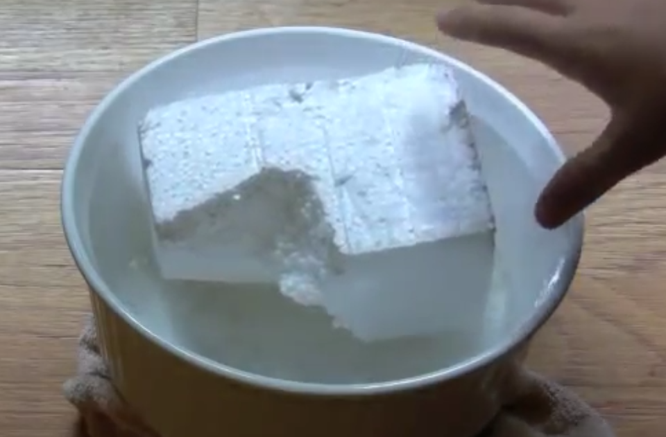 Já imaginou o que acontece ao juntar acetona e isopor?