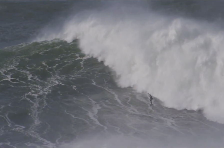 Surfista pega onda gigantesca em Portugal