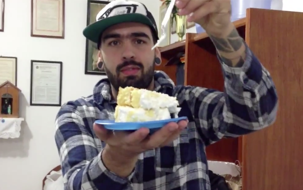 No 20º episódio, Spike não resiste aos doces e rala depois