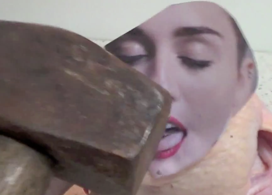 Galinha depenada vive Miley Cyrus em clipe de Wrecking Ball