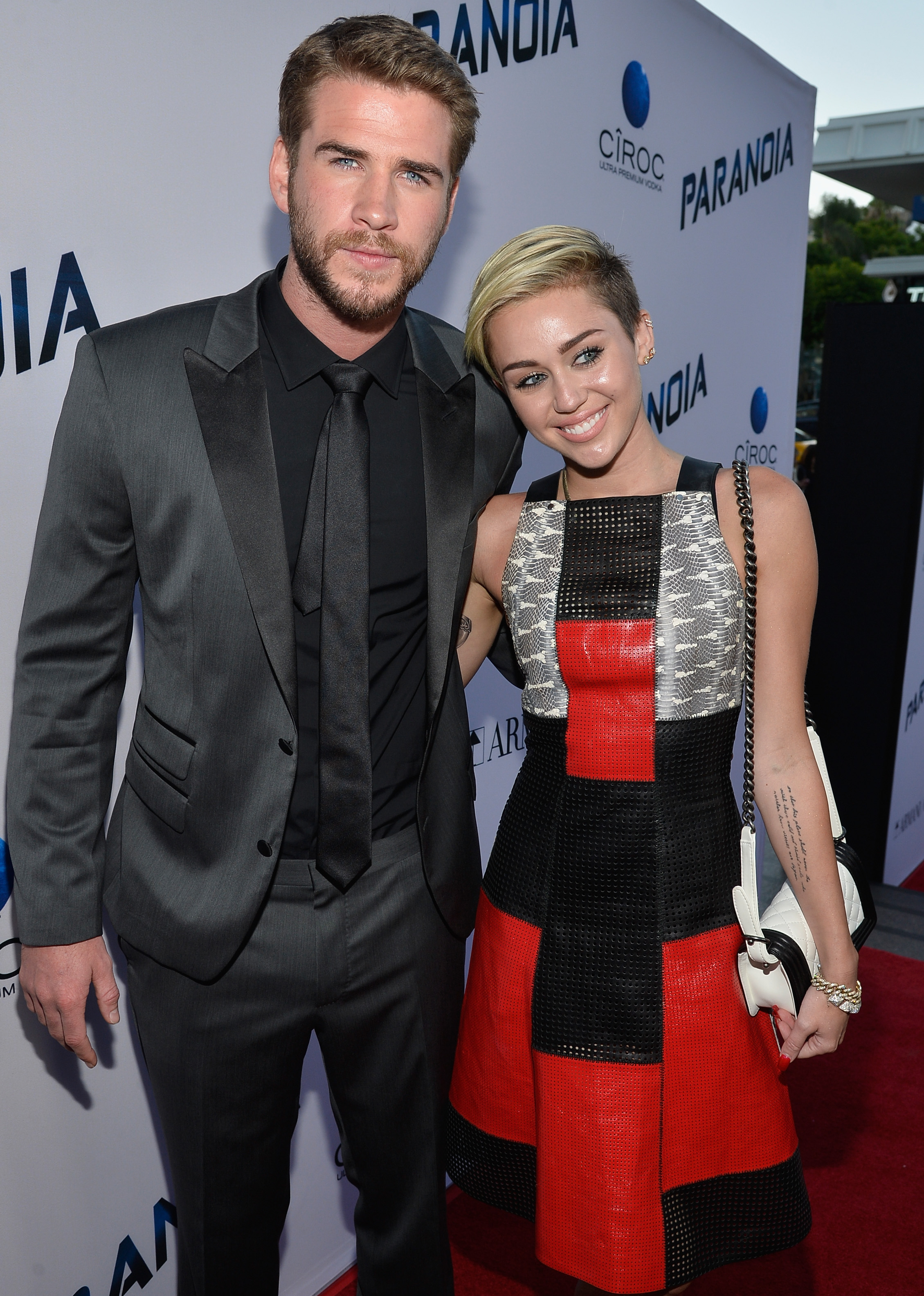 Noivado de Liam Hemsworth com Miley Cyrus é desconversado pelo