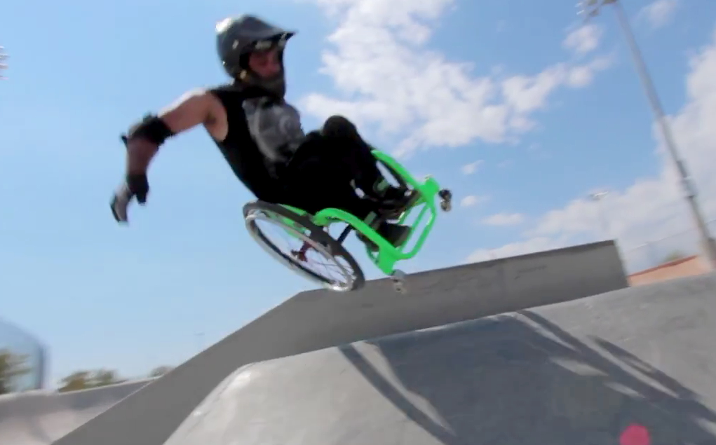 Cadeirante destrói em pista de skate com manobras radicais